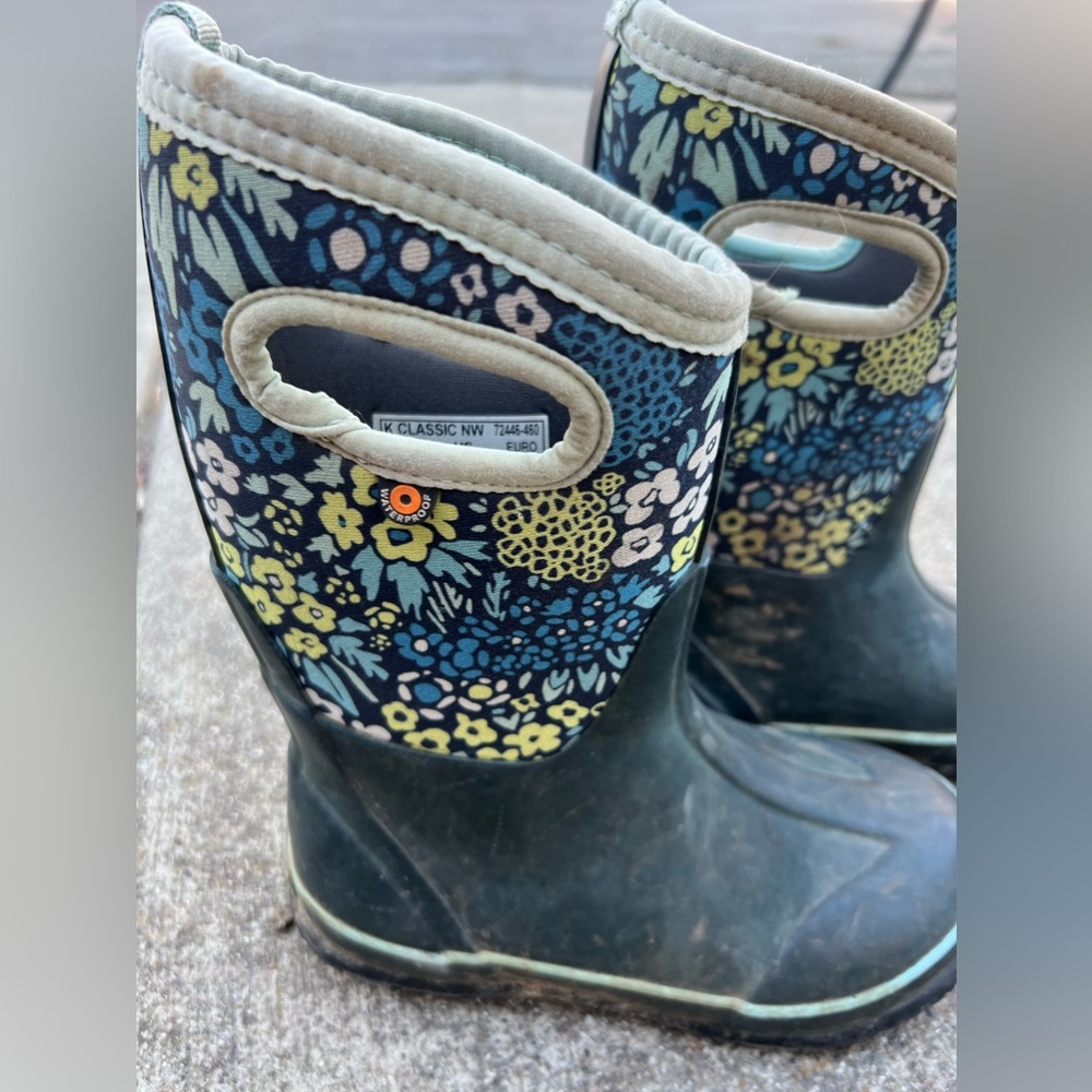 Girls size 1 BOGS.
